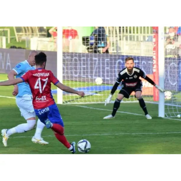 Nett til mål 7,32 x 2,44 m, grønn 4 mm, montert bak aktive fotballspillere i kamp på gressbane.