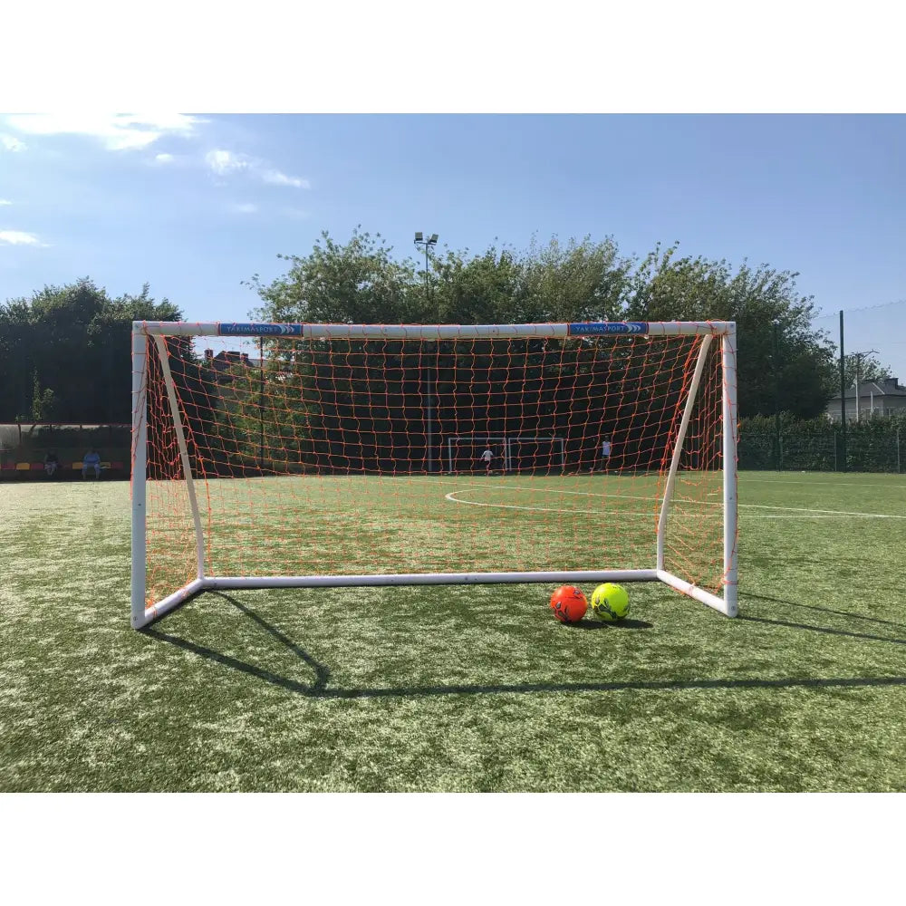 Nettbrettholder for fotballmål 3 x 1,55 m PRO PVC, hvitt mål med oransj nett på grønt kunstgress.