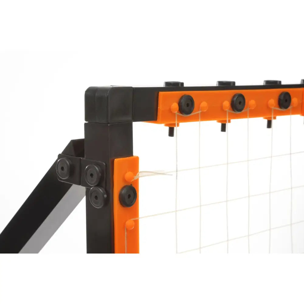 Rebounder PRO med nettverk, nærbilde av hjørne med oransje og svarte detaljer samt synlige skruer og knapper.