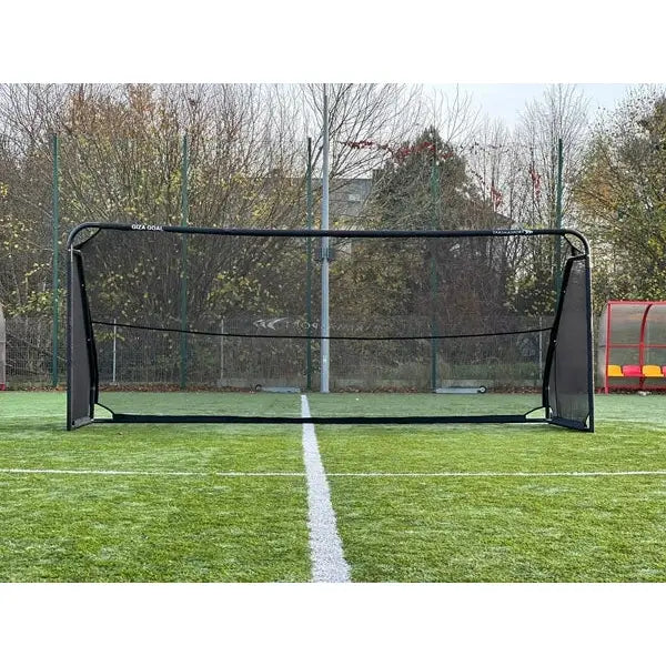 Netting for gate GIZA 5x2m, svart fotballmål sett forfra på kunstgress med robust ramme og synlig netting.
