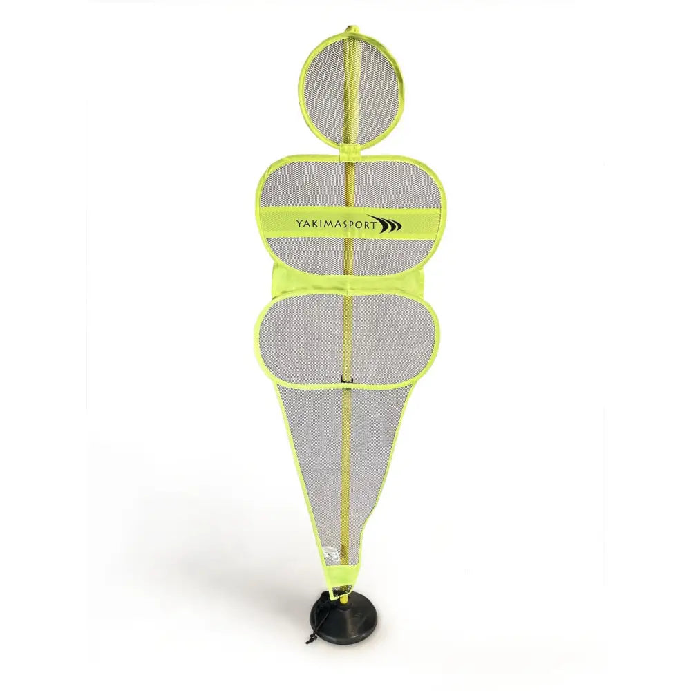 Netting vegg treningsfigur, grå med neongule kanter og Yakimasport-logo, står på svart rund fot.