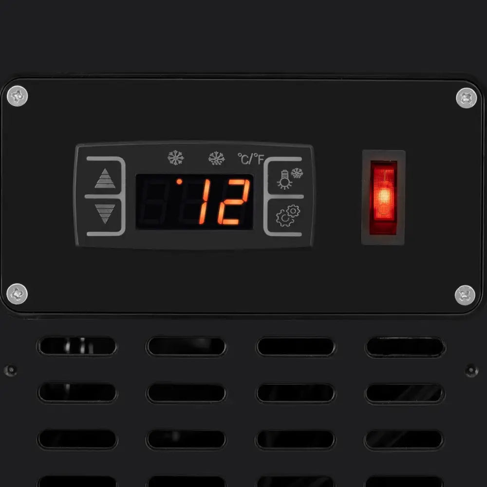 Digitalt kontrollpanel til kjøleromsdisk, oransje LED-display viser temperatur og rød strømbryter er aktivert.