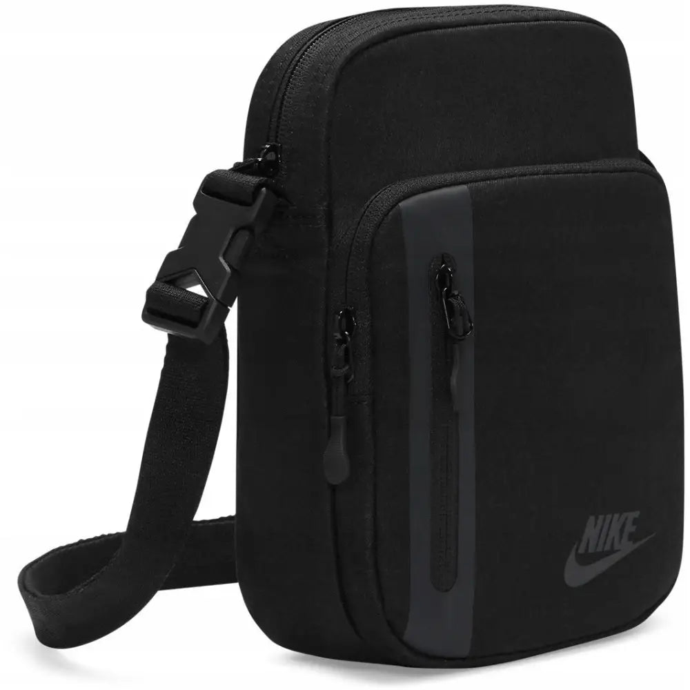Nike Core Premium skulderveske i sort tekstil, sidevisning med to frontlommer og justerbar rem med plastspenne.