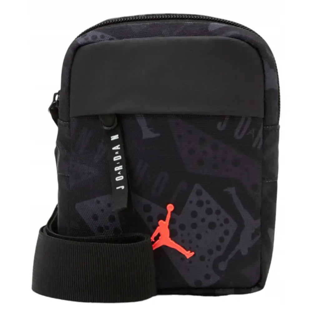 Nike Jordan Air Messenger Bag, liten svart skulderveske med grått mønster, rød Jumpman-logo og justerbar rem.