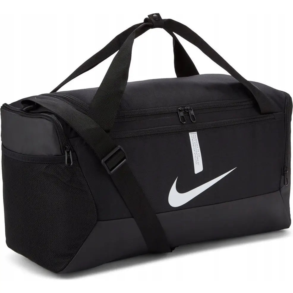 Nike sportsbag 41L i svart tekstil, sidevisning med glidelåslommer, håndtak og hvit logo synlig.