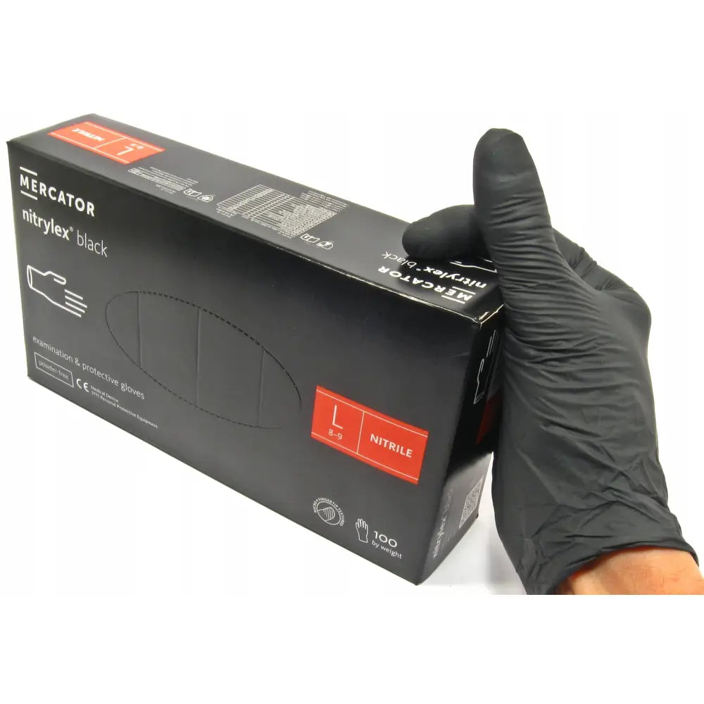 Nitrilhanske i svart, størrelse L, på hånd som holder sort eske med hansker, skrå vinkel mot pakken.
