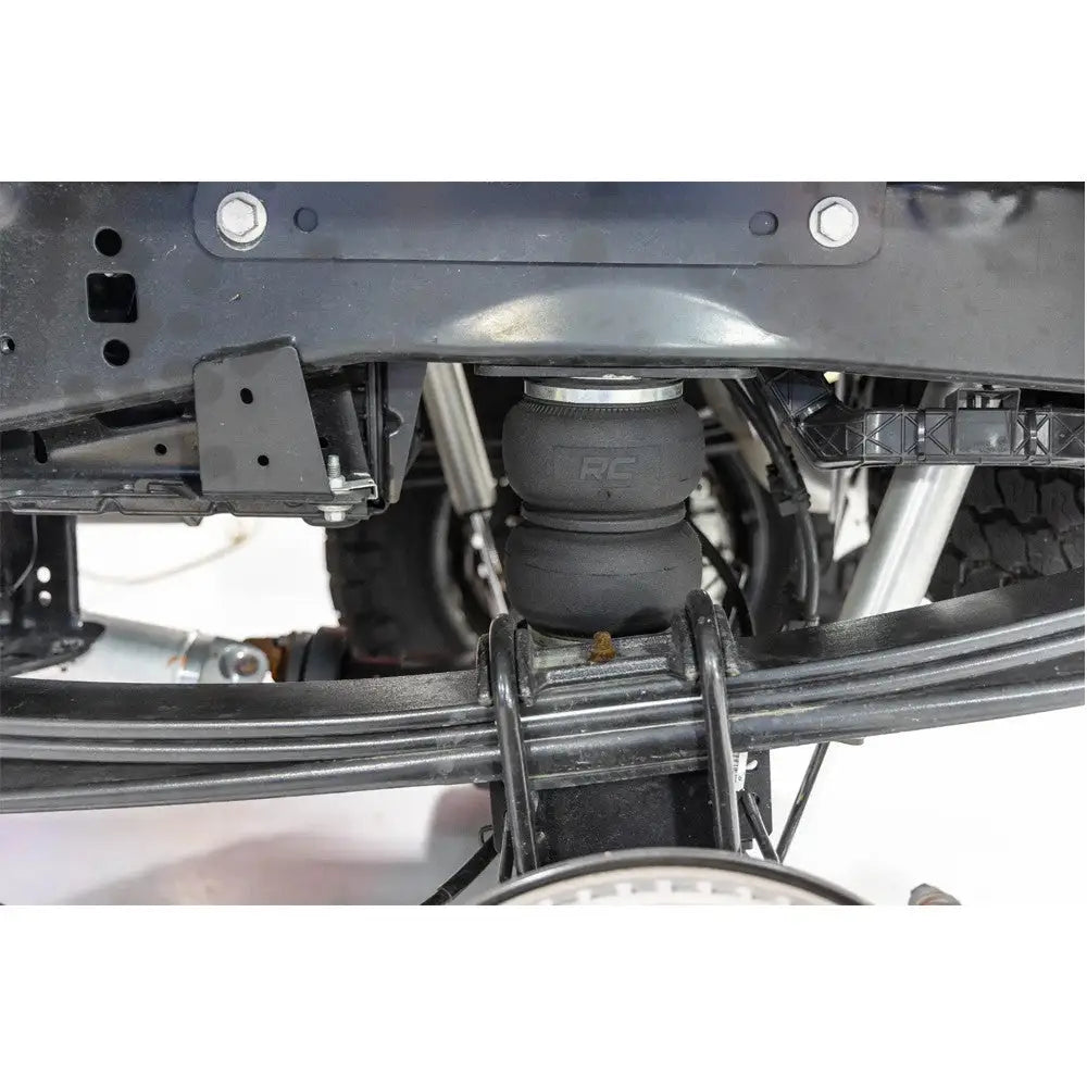 Nivellerende Pneumatisk Bakfjæringssett Rough Country Løft 0-3’’ - Ford F350 23-