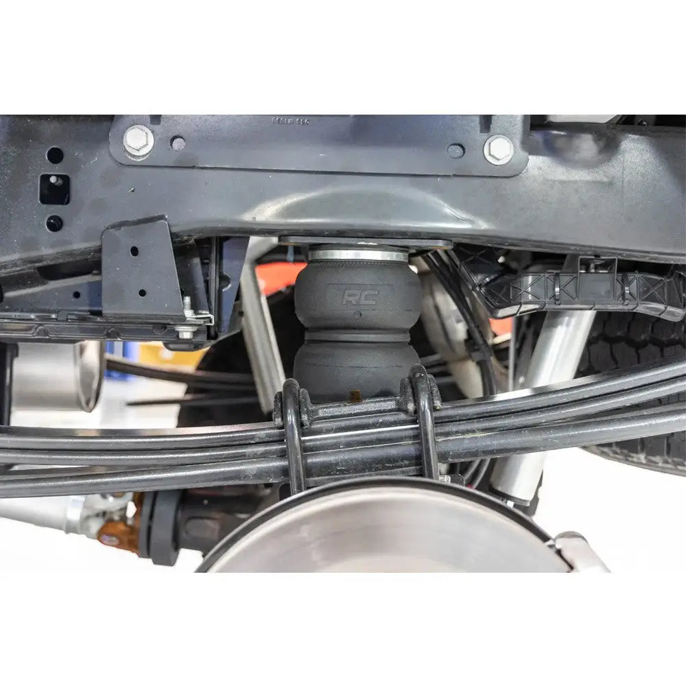 Nivellerende Pneumatisk Bakfjæringssett Rough Country Løft 0-3’’ - Ford F350 23-