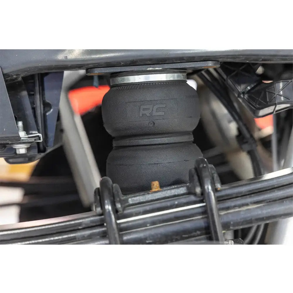 Nivellerende Pneumatisk Bakfjæringssett Rough Country Løft 0-3’’ - Ford F350 23-