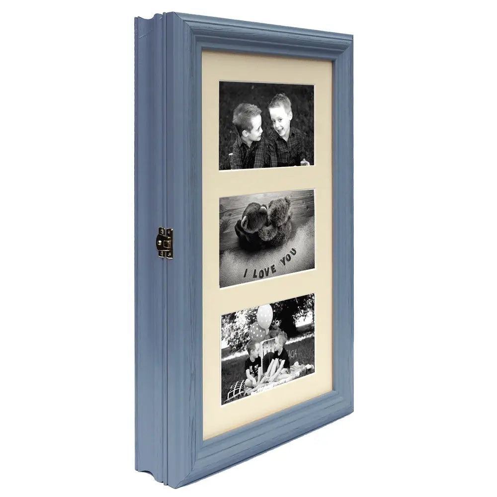 Nøkkelboks 3 i 1, blå ramme med glassfront, tre sort-hvitt-bilder og metallås sett fra siden.