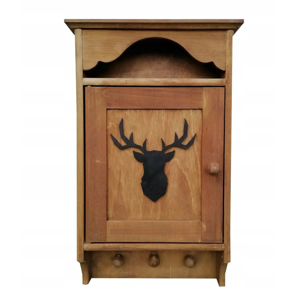 Nøkkelboks i lyst tre, frontvisning med utskåret hjortehode på døren og tre knagger nederst.