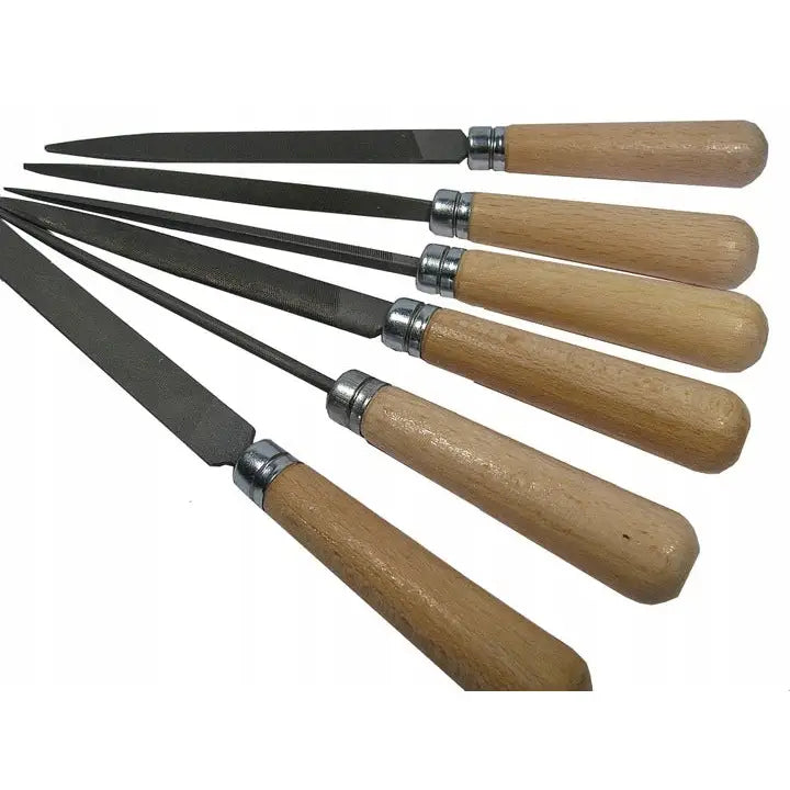 Nøkkelfilsett Befana, seks filer med lyse treskaft og mørke blad, sidevisning med synlig metallkrage.