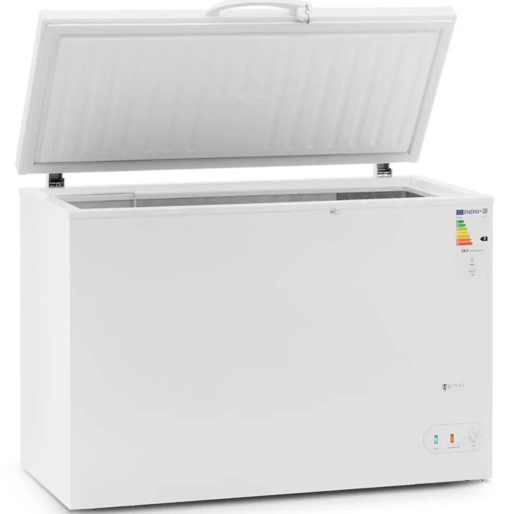 Nøkkellåst fryseboks 242L, åpent lokk viser innvendig kurv, energimerke og kontrollpanel synlig foran.