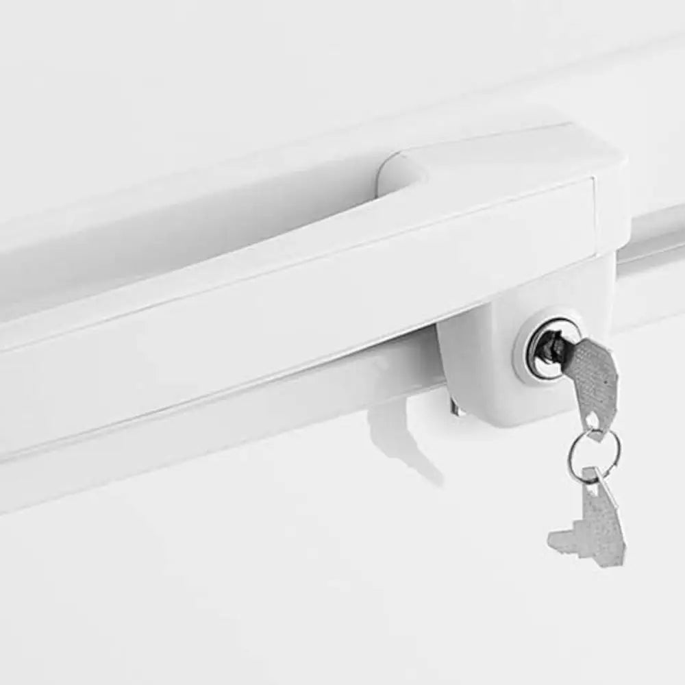 Låsbar nøkkellås til fryseboks, sidevisning med to nøkler i sylinderen og hvit finish.