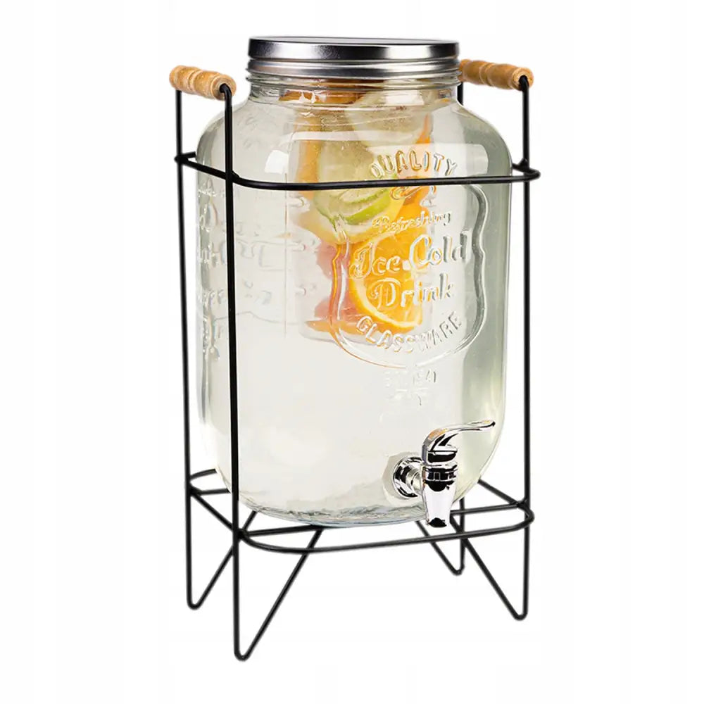 Norgesglass glassdrikkebeholder 8L med tappekran, fylt med vann og sitrus, på sort stativ med trehåndtak.