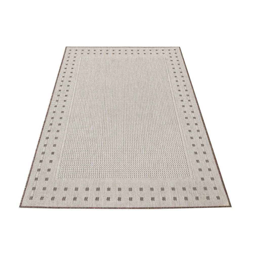 Norsk Brown teppe 160x230 cm, lys beige med mørk kant og firkantmønster, skrå oversiktsvinkel.