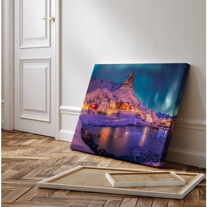 Norsk vinter og nordlys lerretsbilde, blå-lilla fjellmotiv lent mot vegg, tom ramme foran på parkett.