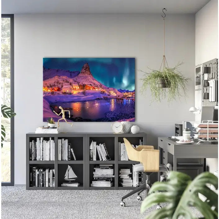 Norsk vinter og nordlys lerretsbilde over bokhylle, viser fargerikt landskap med fjell, hus og dansende nordlys.