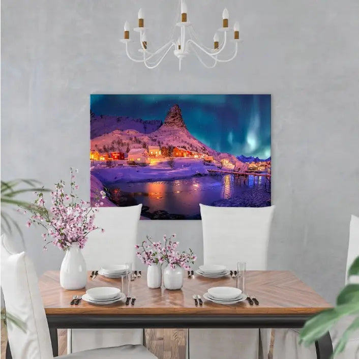 Norsk vinter og nordlys lerretsbilde, fargerikt landskap på vegg over lyst trebord med rosa blomster.
