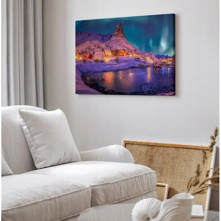 Norsk Vinter og Nordlys lerretsbilde, landskap med nordlys over fjell, hengt over lys sofa i moderne stue.