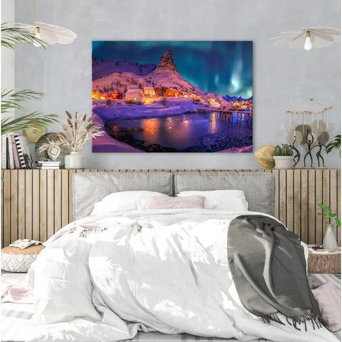 Norsk Vinter og Nordlys lerretsbilde over dobbeltseng med hvitt sengetøy, grått pledd og dekorative detaljer.