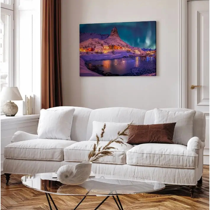 Norsk vinter og nordlys lerretsbilde over hvit sofa i moderne stue med glassbord og dekorative detaljer.