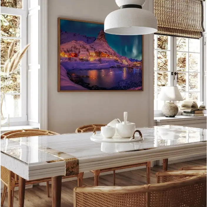 Norsk vinter og nordlys lerretsbilde over lyst spisebord med marmorplate, hvit tekanne og trestoler.