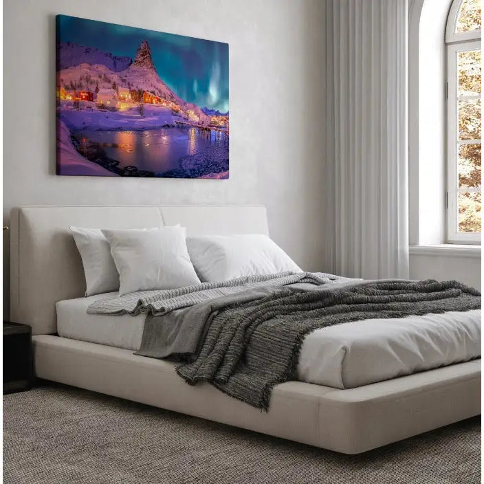 Norsk Vinter og Nordlys lerretsbilde over seng i lyst soverom med store vinduer og mykt sengetøy.