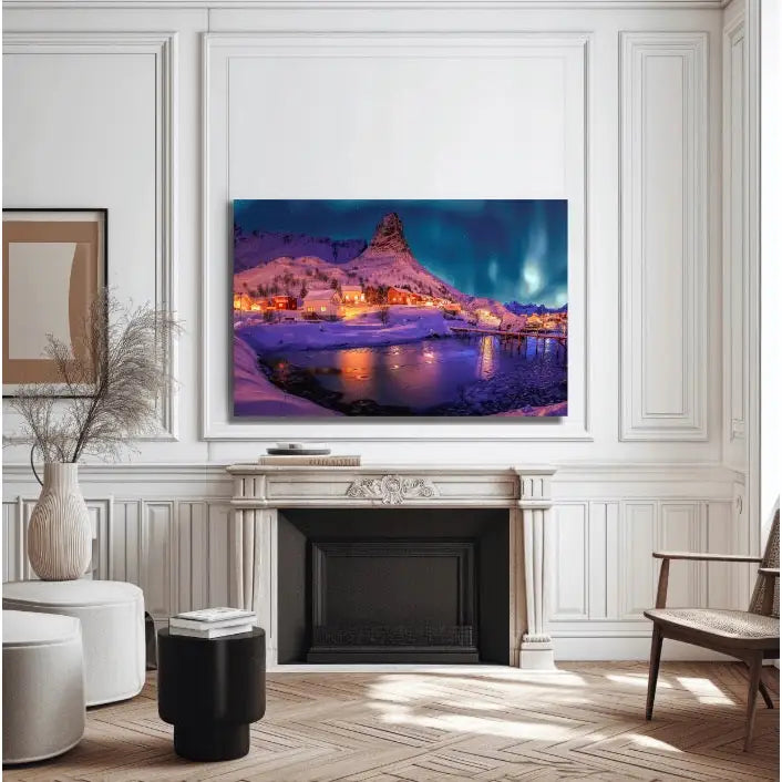 Norsk vinter og nordlys lerretsbilde over peis, viser snødekte fjell og hytter i fargerikt landskap.