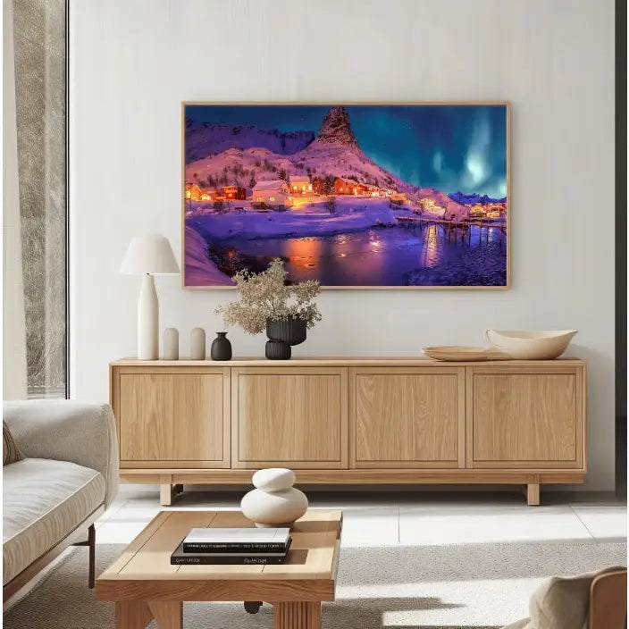 Norsk vinter og nordlys lerretsbilde på hvit vegg over lys trekommode med moderne dekorvaser og skåler.