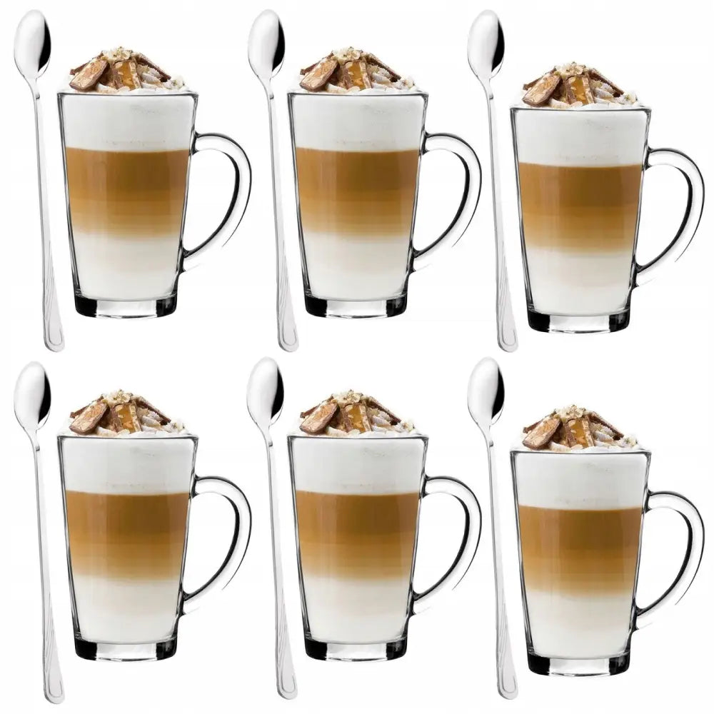 Latte macchiato glass med hank, fylt lagvis med kaffe, melk, krem og sjokolade, hver med lang sølvskje.