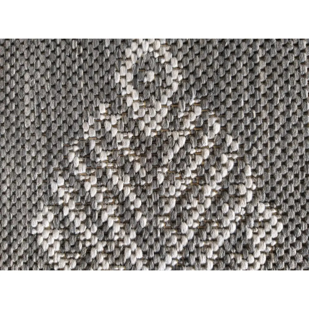 Nyttig grå doble-sidig Zara 13 teppe, nærbilde av grovt vevd tekstil med tydelig geometrisk mønster.