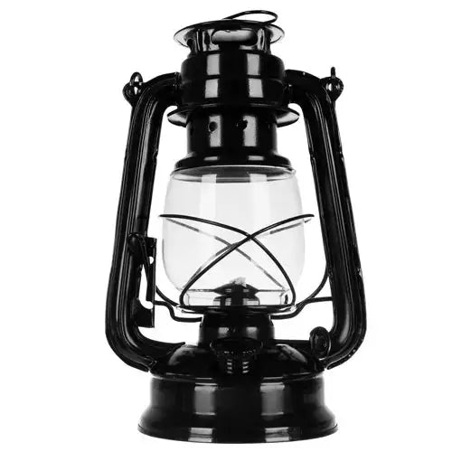 Oljelampe i svart metall, frontvisning med glass-sylinder, markerte metallbuer og klassisk robust utforming.