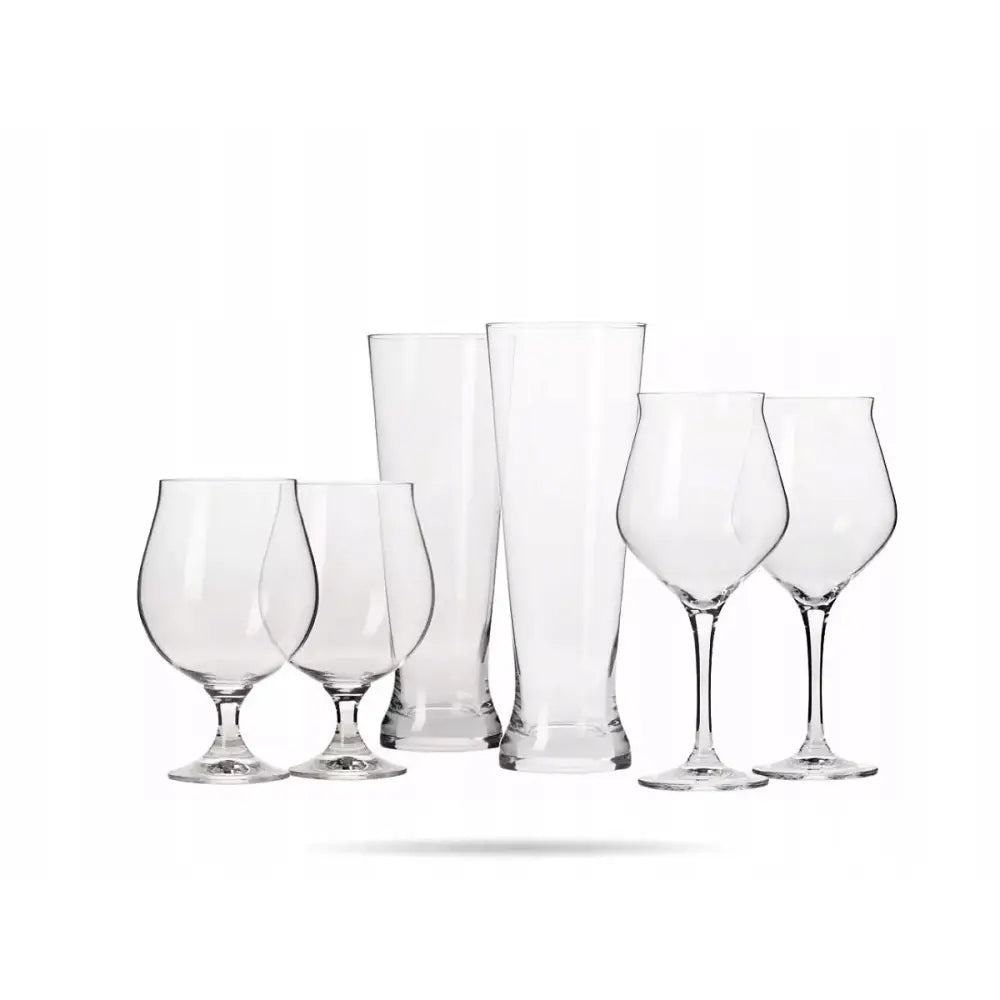 Ølkjennerens Sett, seks forskjellige drikkeglass i klart glass med stett og fot, arrangert på hvit bakgrunn.