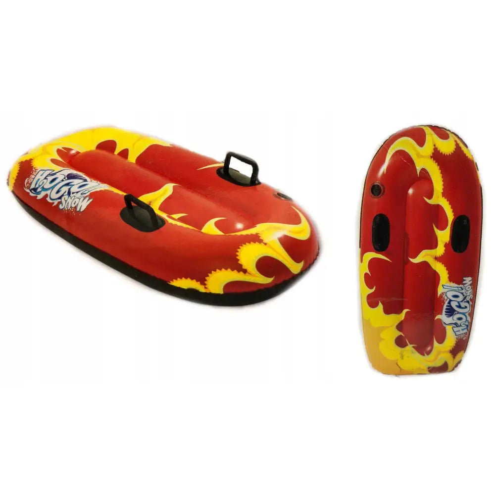 Oppblåsbar akebrett i rødt med gule flammer, sett skrått ovenfra, to svarte håndtak på toppen.