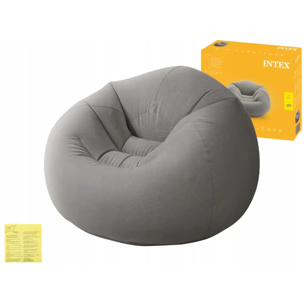 Oppblåsbar enkelstol fra Intex i grått tekstillignende materiale, skråvinklet med eske og instruksjonsark.