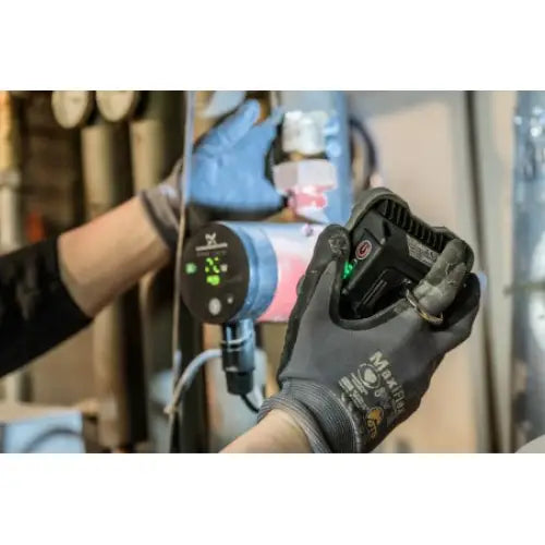 Oppladbar arbeidslampe LED SH 1000 MA i bruk, lyser opp mens elektroverktøy benyttes på rør.