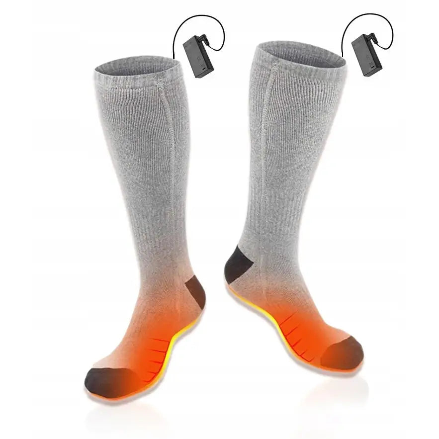 Oppvarmede elektriske sokker i grå bomull, sett forfra med synlige batteripakker og opplyst undersåle.