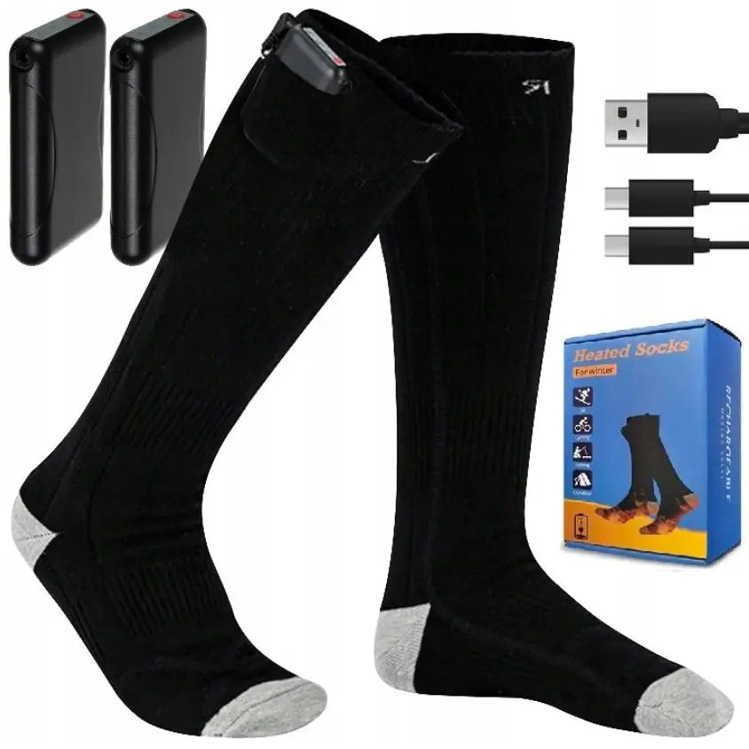 Oppvarmede elektriske sokker, sorte og knelange med grå forsterkninger, batteripakker og USB-ladekabler ved siden av.