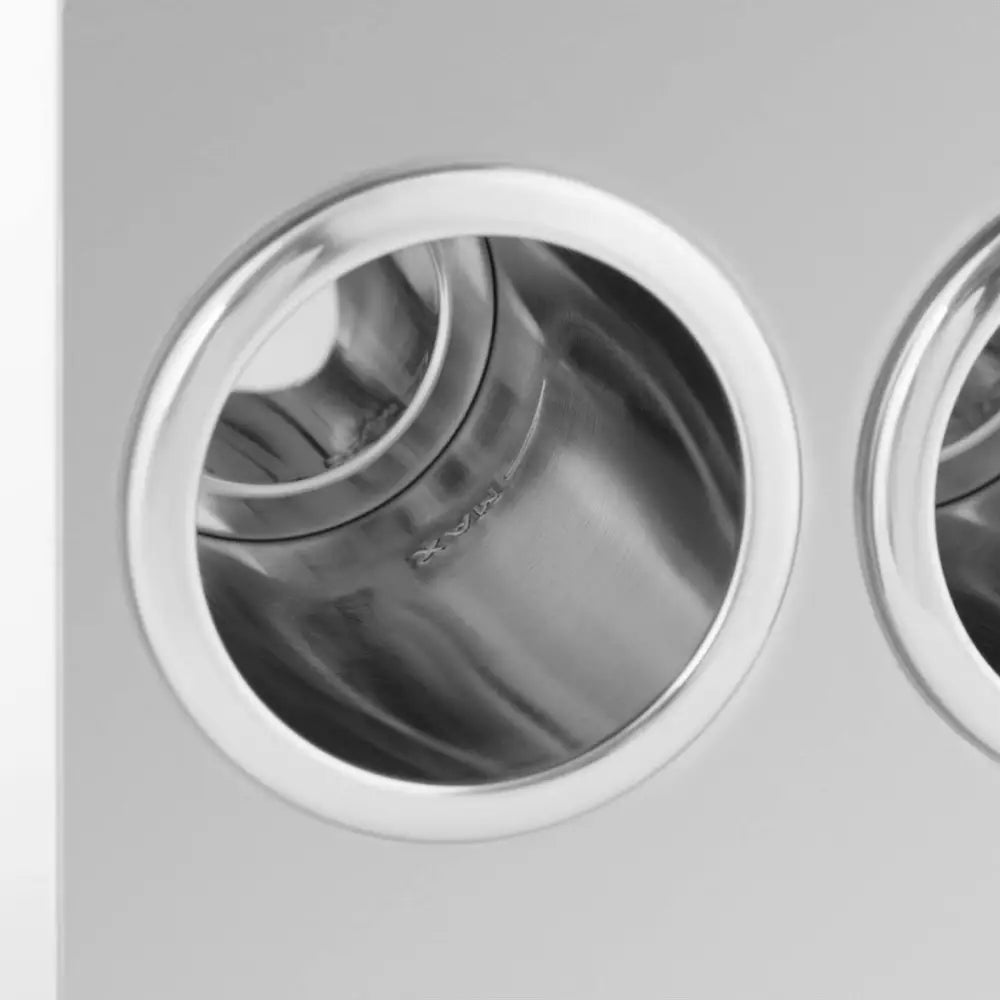 Oppvarmingsenhet for sauser, detaljert nærbilde av blank, rund stålkopp med glatte kanter i metallpanel.