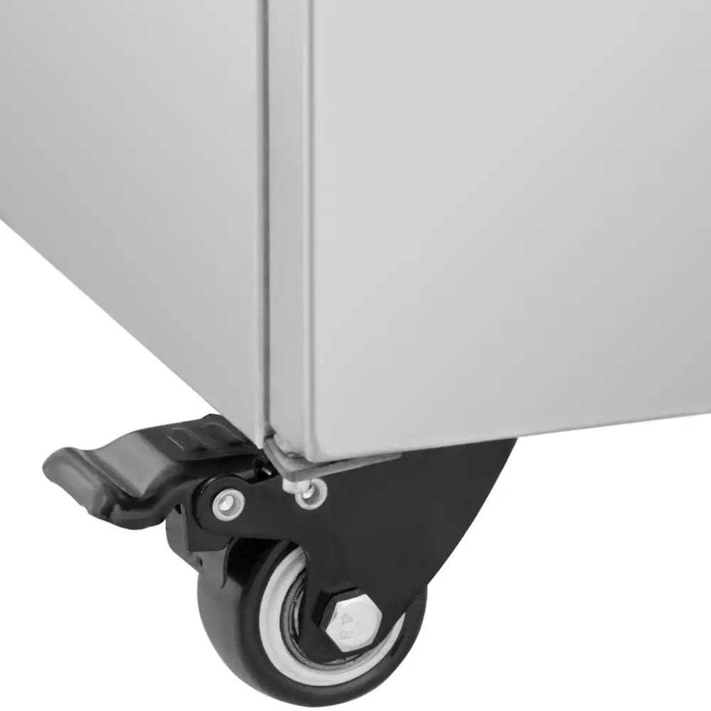 Oppvarmingsplate skapvarmer, detalj av sort hjul med bremse montert på metallskapets hjørne.