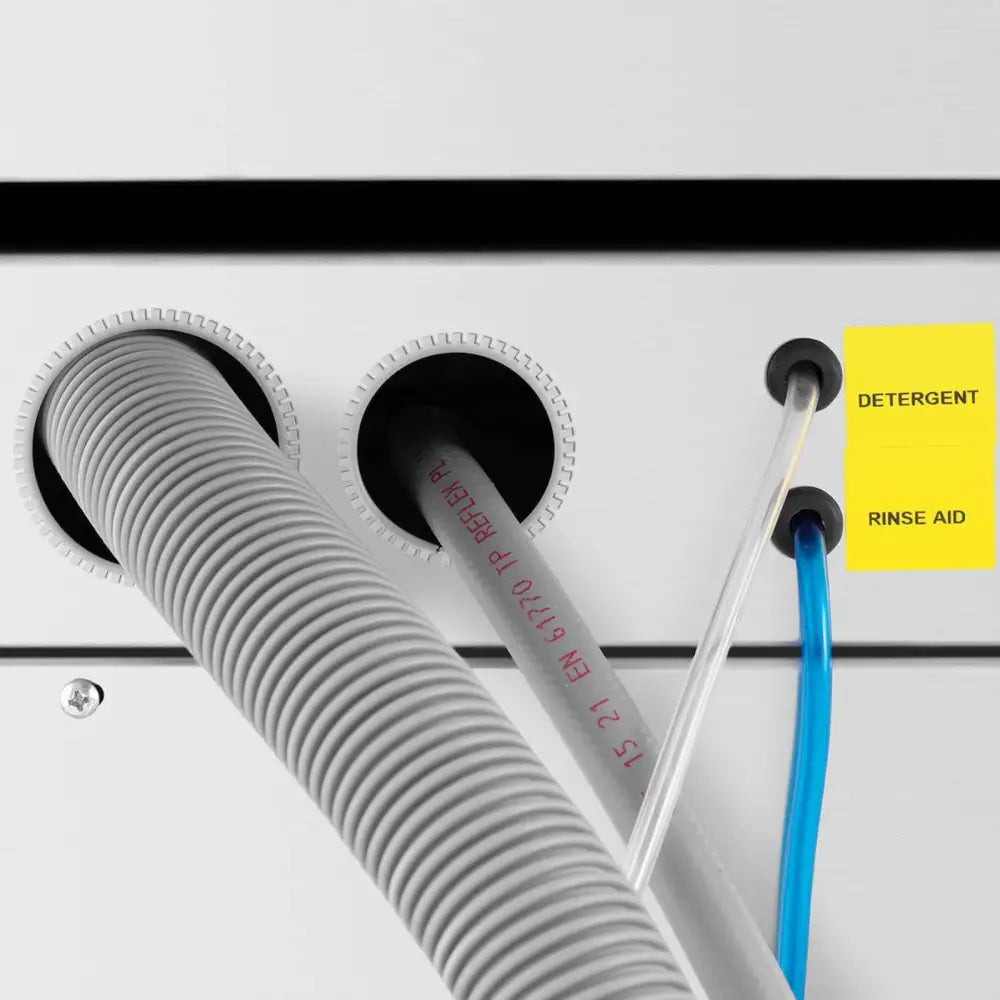 Oppvaskmaskin, nærbilde av bakside med grå, hvit og blå slange samt merkelapper for vaskemiddel og skyllemiddel.