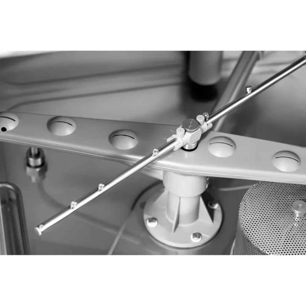 Metallarm med justeringsskruer og perforert plate, detalj fra oppvaskmaskinens indre, skrå sort-hvitt visning.