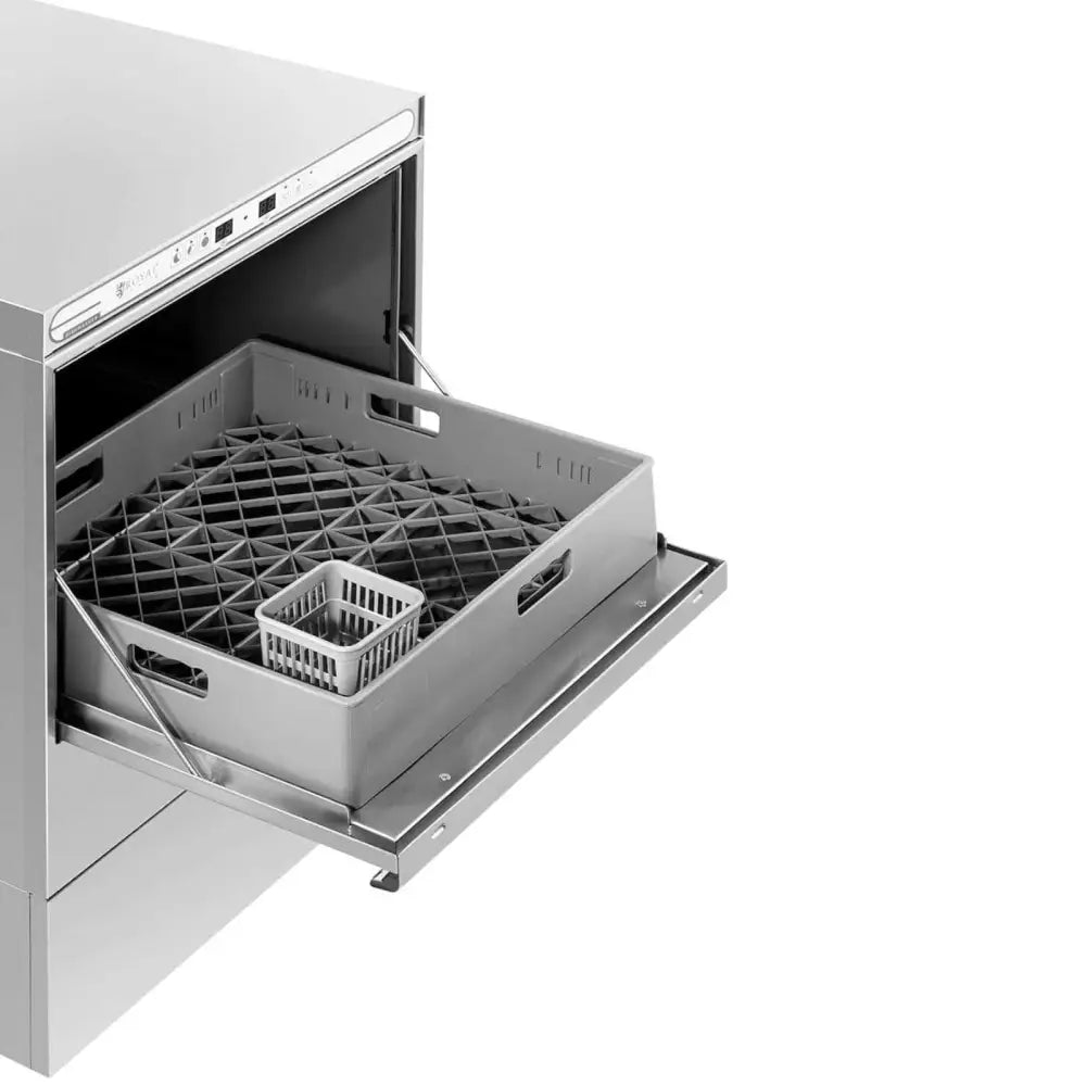 Sølvfarget oppvaskmaskin med åpen dør, sidevisning av uttrekt grå oppvaskkurv og bestikkurv på skuffen.
