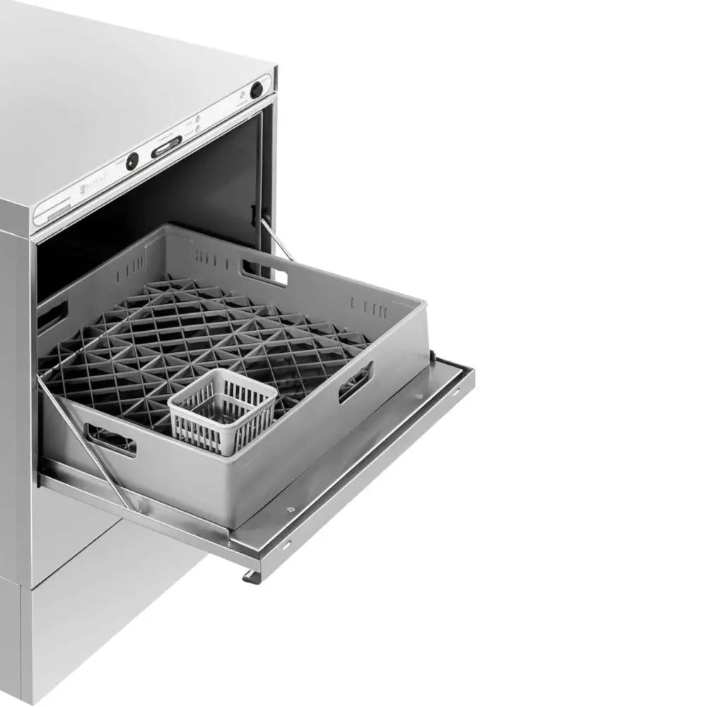 Oppvaskmaskin for storkjøkken, skråvinkel mot utskutt grå kurv med rutenett og separat bestikkbeholder.
