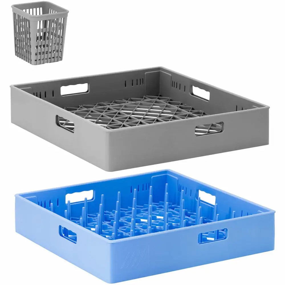 To kvadratiske oppvaskkurver, én grå og én blå, sett skrått ovenfra, med bestikkurv i hjørnet.