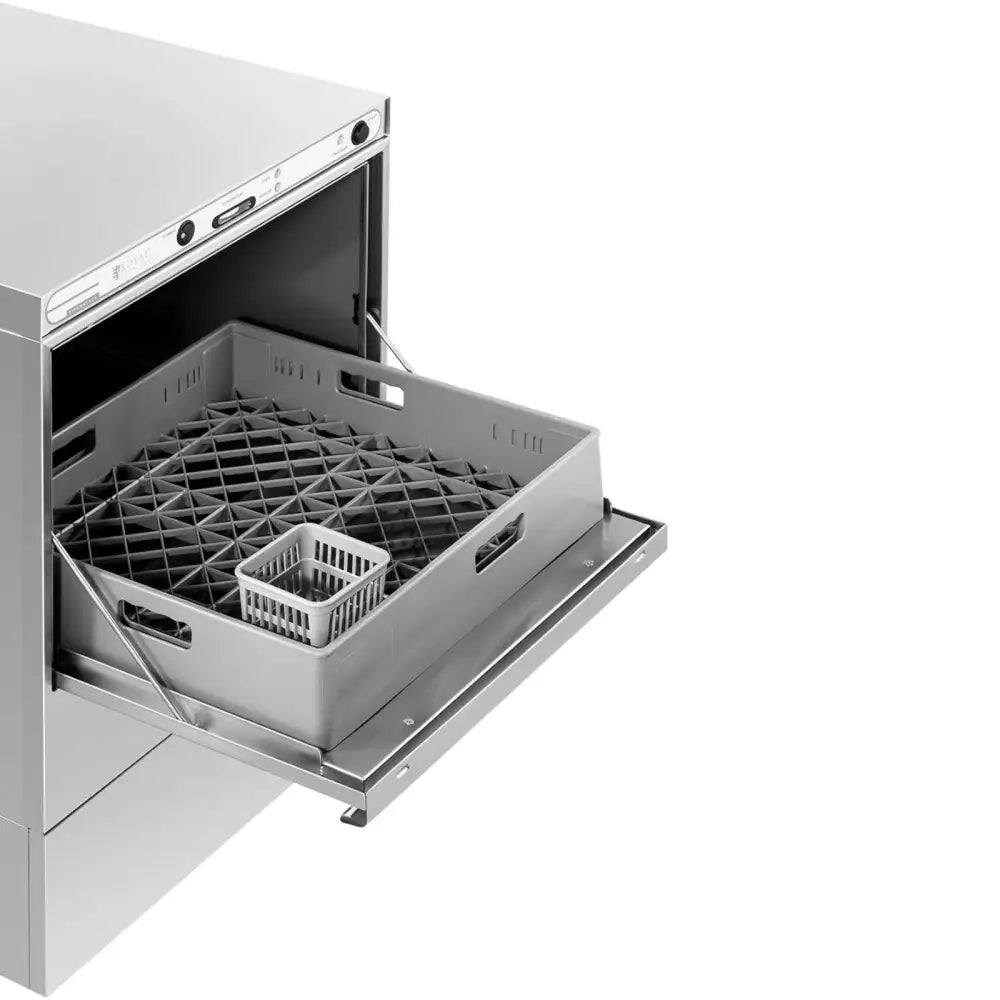 Industriell oppvaskmaskin med åpen dør, grå kurv og bestikkurv synlig i front, skrå forfra.