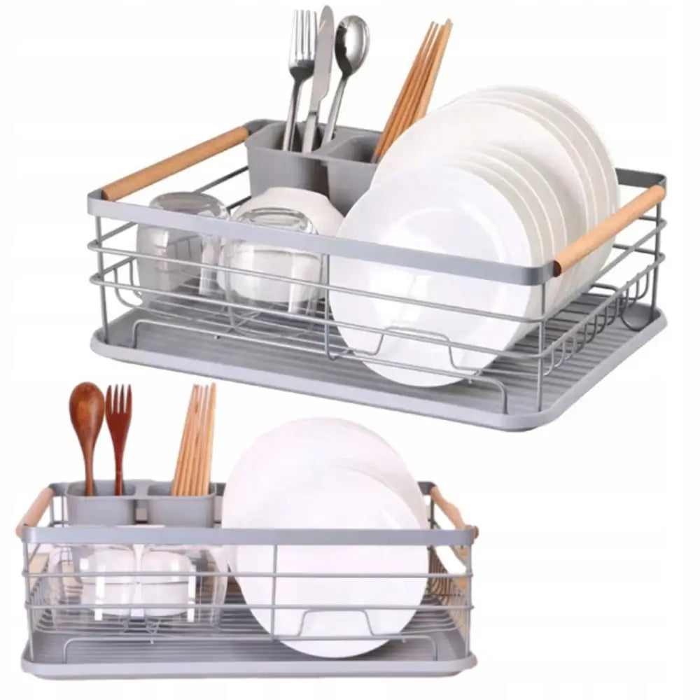 Oppvaskstativ med dryppebrett, grå metallramme med trehåndtak, viser sorterte kjøkkenredskaper og avrenningsbrett.