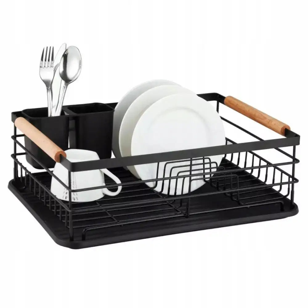Oppvaskstativ i svart metall med trehåndtak, bestikkbeholder og plass til tallerkener og krus, sett skrått.