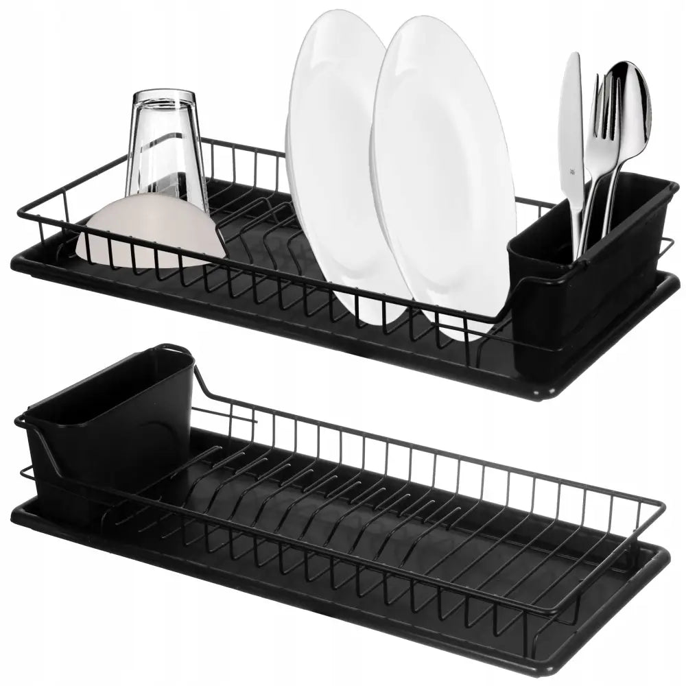 Oppvaskstativ i svart metall med bestikkholder, vist både tomt og fylt med tallerkener og bestikk fra skrå vinkel.